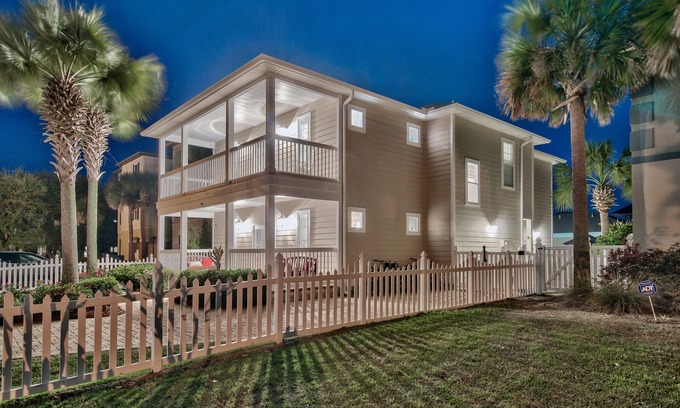 Crystal Beach House | Oct 9-12 Open! Gorgeous 6 Bed, Private Pool, Beach Service & 6 Seat Golf Cart!