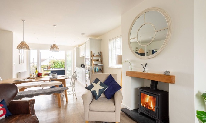 Rhosneigr House | Off the Hook : Pet-Friendly 3‑Bed Bungalow with Enclosed Garden in Rhosneigr | Managed by Anglesey H