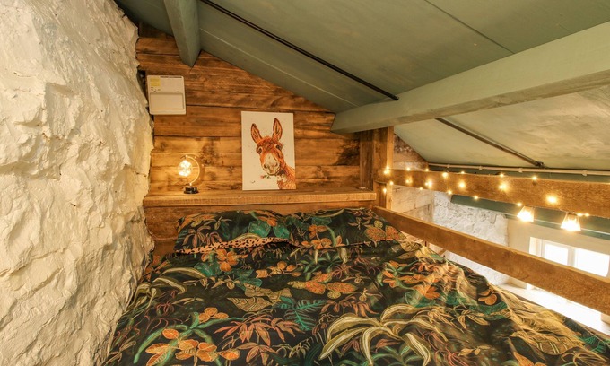 Longford Cottage | OFFA'S LODGE, romantic, with a garden in Oswestry