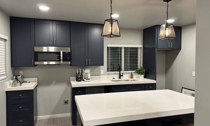 Ogden House | Ogden Oasis: 4b, 2 ba - 5 mins to WSU