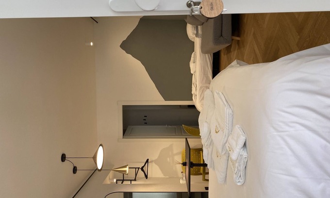 Fermo Bed & Breakfast | OGNISSANTI GUESTHOUSE - SIBILLINI DEPENDANCE Double-bed room with private bathroom and Turkish bath