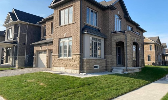 Brampton House | Oh Canada! Home Away from Home! Every Moment Comfortable and Enjoyable Stay!