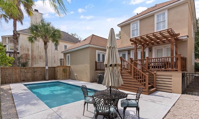 King City House | Ohhh so close to the Village with a POOL! Sleeps 8