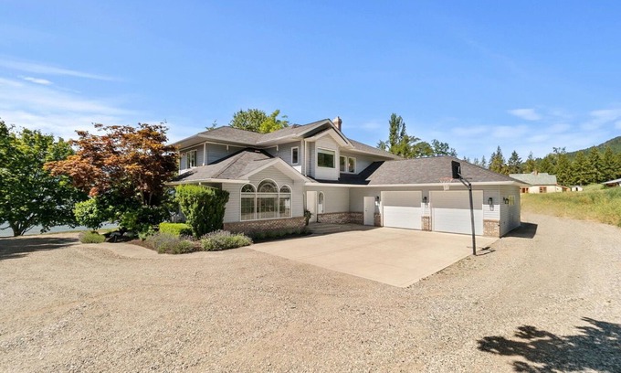 Central Okanagan House | Okanagan Lake Private Beachfront Retreat – 4-Bedroom Spacious Home Sleeps 8