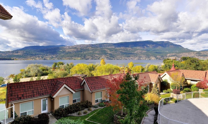 North End Condo | Okanagan Sunshine and 3 minute walk to Lake/Beach.