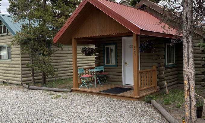 West Yellowstone Cabin | Ol’ Cabin No. 12 - Cozy Updated Cabin perfect for 2