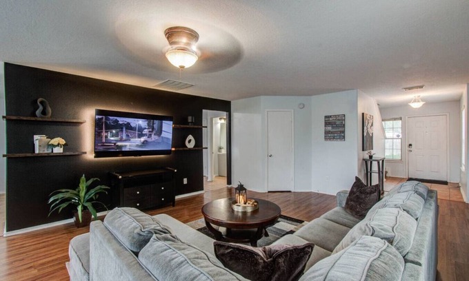 Houston House | Oland -FUN Getaway: 4BR, King Suite, Arcade, 2 SmartTVs