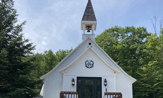 Sainte-Beatrix Ski Chalet | Old Chapel in the forest with Sauna and SPA