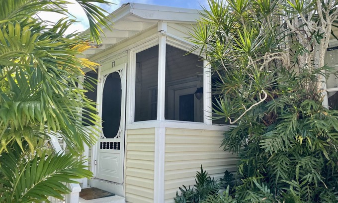 Cudjoe Key Cottage | Old Florida Style, Dockage, Swimming Pool (shared), just 20 miles from Key West