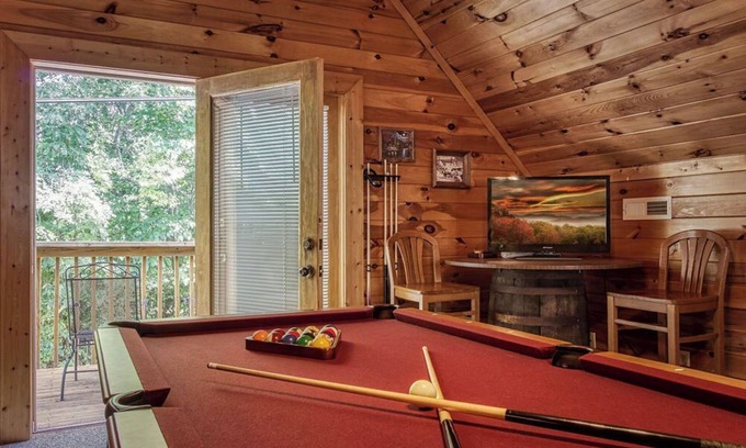 Sevierville Cabin | Old Glory - WIFI, Hot Tub, Game Room, Free Attraction Tickets!