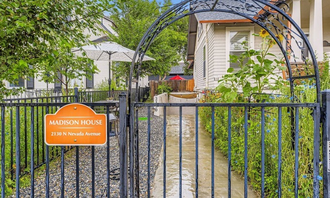 Old North End House | Old North End Retreat. Minutes to Garden of the Gods & Downtown. Pet Friendly