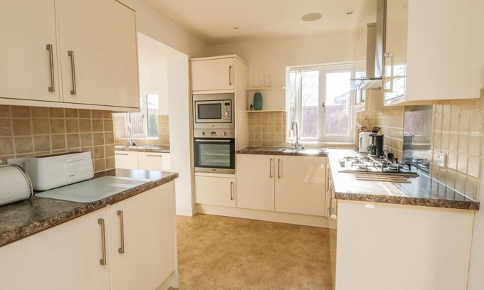 Allerthorpe Cottage | OLD ORCHARD COTTAGE, pet friendly, with a garden in Allerthorpe