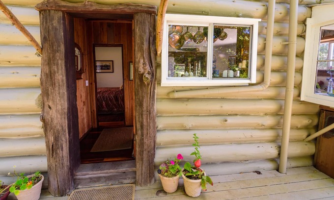 Little River House | Old-timey comfortable log cabin overlooks Buckhorn Cove