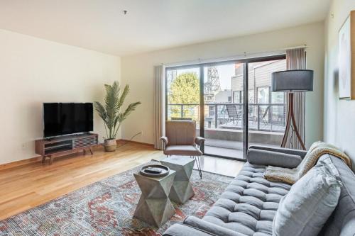 Old Town Chinatown Apartment | Old Town 1br near dining bars tech hubs PDX-15