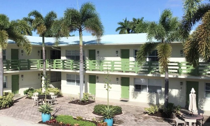 Old Naples Condo | Olde Naples Prime Location!