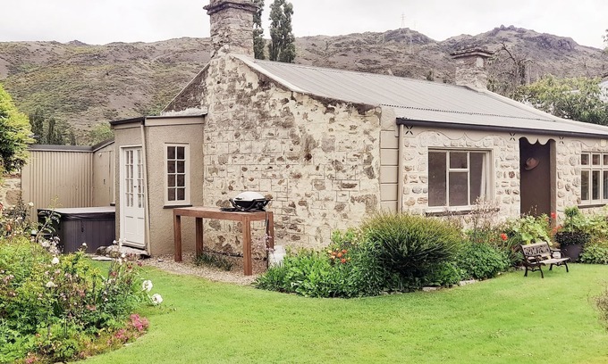 Clyde Cottage | Oldest stone cottage in clyde