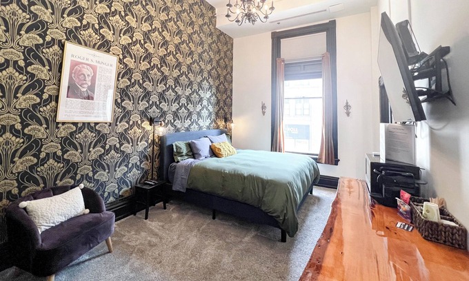 Downtown - Waterfront House | Oliver Inn | Suite 14 | Roger & Oliver Munger