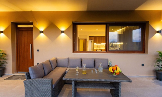 Houdetsi Apartment | Olivia,a modern retreat near beach & amenities