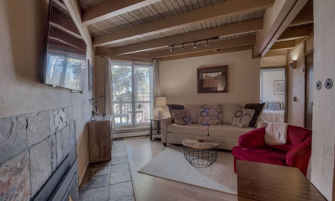 Wildernest Condo | On free bus route, 15 minutes to Copper and Keysto