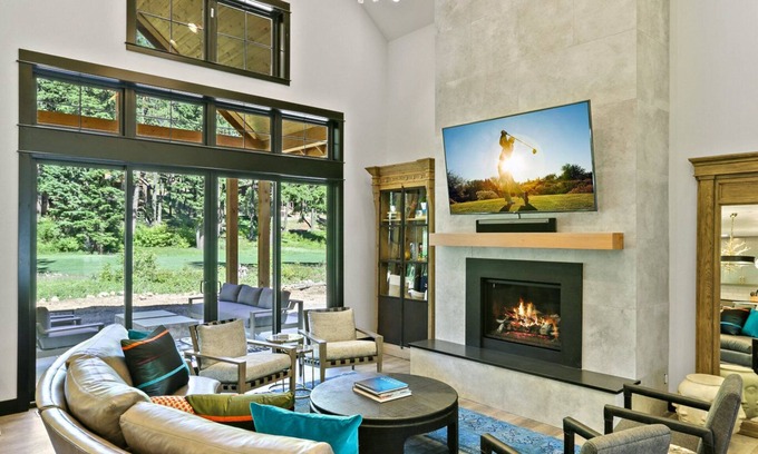 Cle Elum House | On Golf Course- 4 King Suites + Bunk Suite + Loft; Central Location -Dog Welcome
