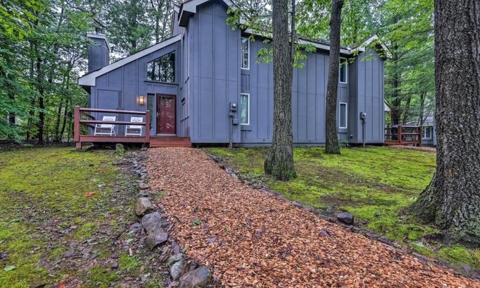 White Haven House | ON JACK FROST MNTN, AIR CONDITIONING, LINENS/TOWELS INCLUDED, HOT TUB IN UNIT