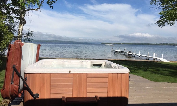 Charlevoix House | ON LAKE CHARLEVOIX - 5 MINUTES FROM DOWNTOWN CHARLEVOIX