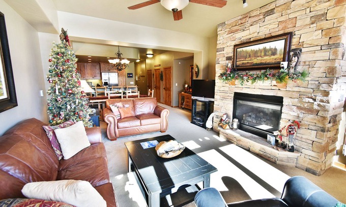 Frisco Condo | On Lake Trail! Top Floor, Elevator, 2 Hot Tubs! Walk/Drive to Dining, Events