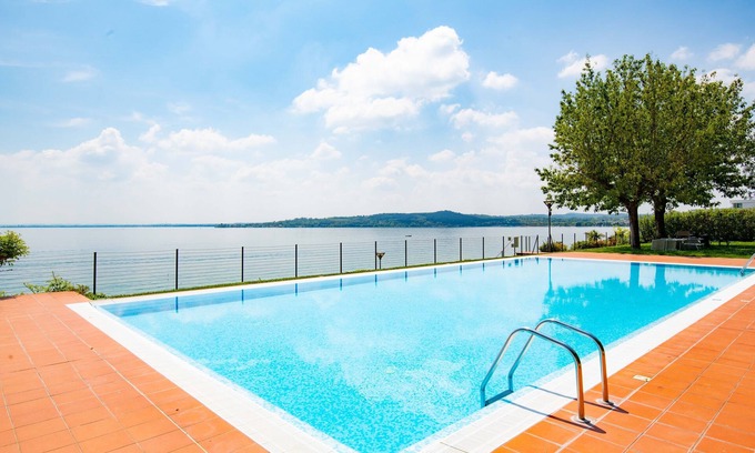 Padenghe sul Garda Apartment | On Lakeside with 3 Pools and Tennis Courts - Apartment Azzurro