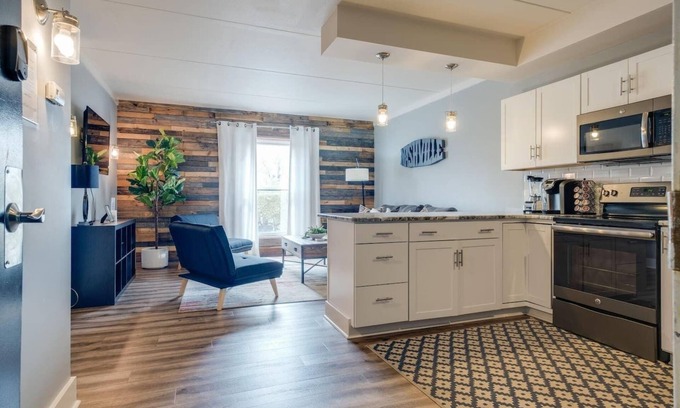 Downtown Nashville Condo | On Music Row this condo is walkable to Demonbruen, The Gulch, Midtown, Lower Broadway, and Vandy.