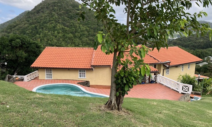 Trouya Villa | On Peninsula. Sea view, Beach 3 Min drive. Quiet neighborhood. Windjammer 4 m d