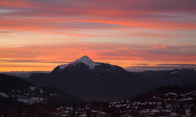 Les Carroz-d'Araches Ski Chalet | ON PISTE CHALET, MAGNIFICENT VIEWS, SKI TO THE DOOR