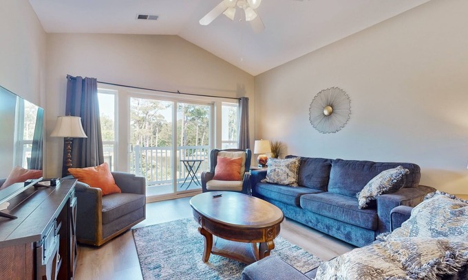 Carolina Forest Condo | On-site golf condo with scenic balcony, pool access, AC, W/D, & full kitchen