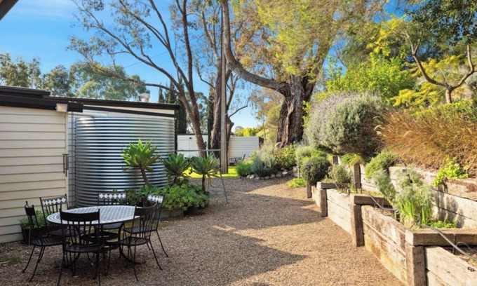 Jervois House | On The Bend- Absolute Waterfront Retreat