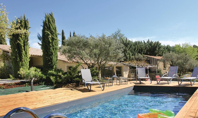 Bonnieux House | On the edge of the charming mountain village of Bonnieux and thus in the middle of Provence, this ch