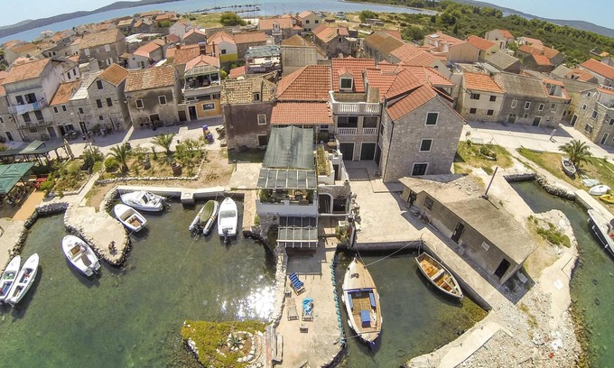 Krapanj Apartment | On the island of Krapanj, this authentic and cozy vacation apartment welcomes you right on the water