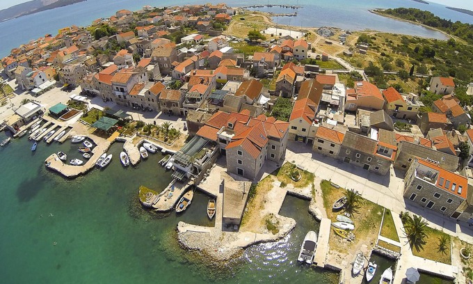 Krapanj Apartment | On the island of Krapanj, this authentic and cozy vacation apartment welcomes you right on the water