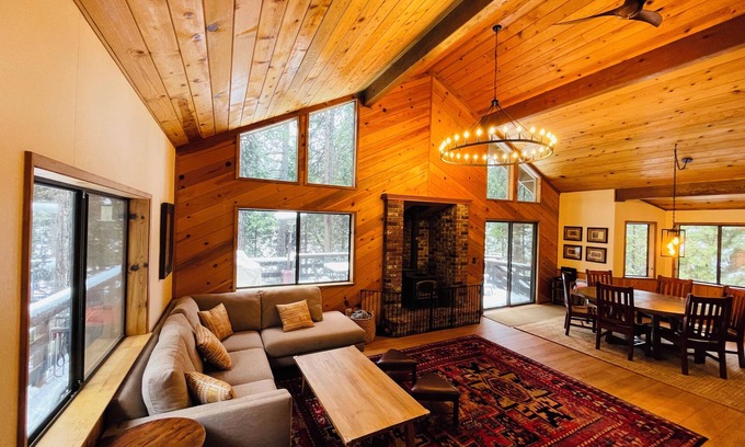 Arnold Ski Chalet | On the lake, 5BR Chalet for 14, Renovated + A/C