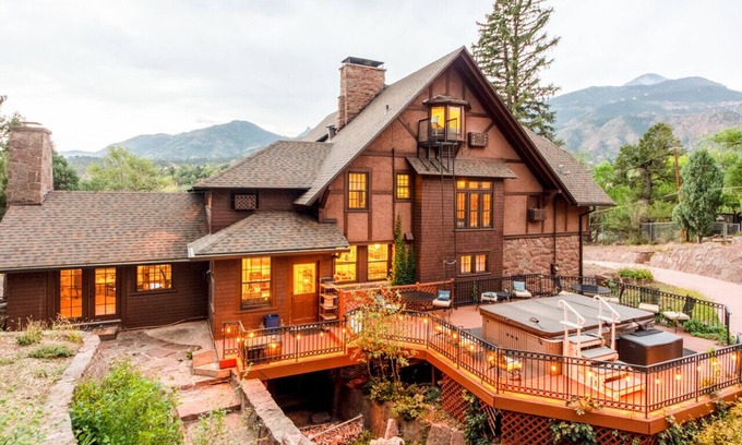 Manitou Springs House | Onaledge Historic Lodge- Retreat in Manitou Springs