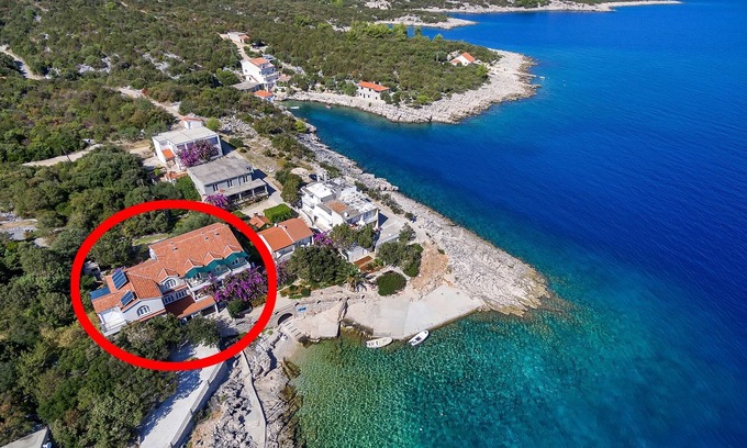 Pokrivenik Apartment | One bedroom apartment near beach Cove Pokrivenik, Hvar (A-10419-b)