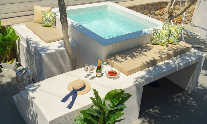 Perissa Apartment | One Bedroom Apartment with jacuzzi "Loukas & Emma"