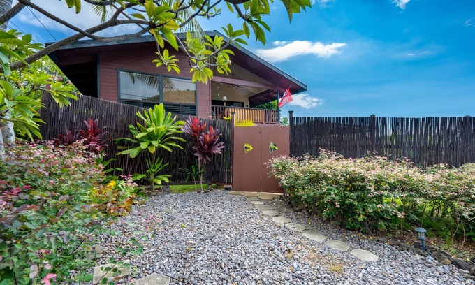 Kailua-Kona Apartment | One Bedroom Apartment With Full Kitchen And Yard Five Minutes From The Ocean