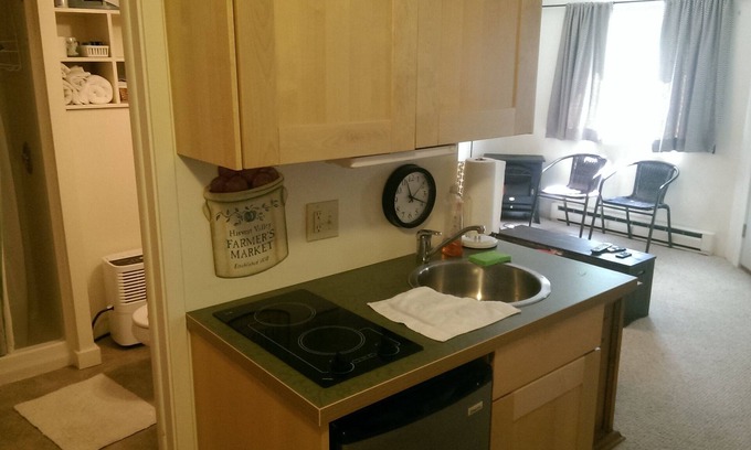 Warren Condo | One-bedroom apartment at the foot of the sugar-brushed access road