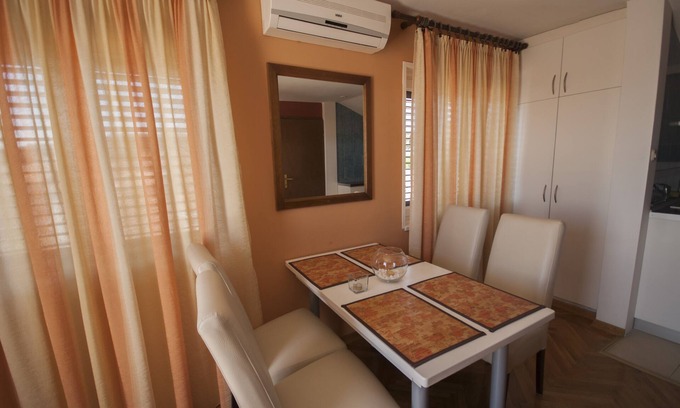 Kukljica Apartment | One bedroom apartment with terrace and sea view Kukljica, Ugljan (A-8253-a)