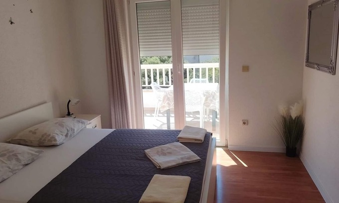 Istok Apartment | One bedroom apartment with balcony Makarska (A-20727-c)
