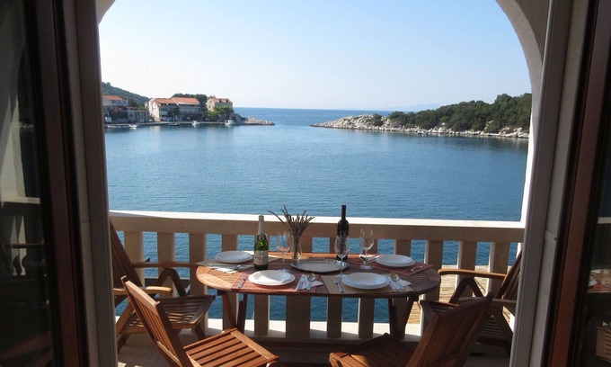 Zaklopatica Apartment | One bedroom apartment near beach Zaklopatica, Lastovo (A-8346-e)