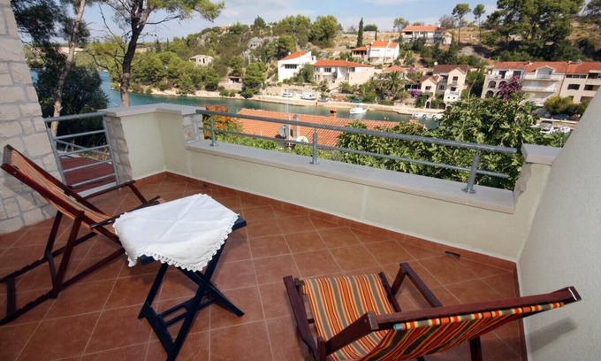 Bobovisca Apartment | One bedroom apartment near beach Bobovišća na Moru, Brač (A-5683-a)