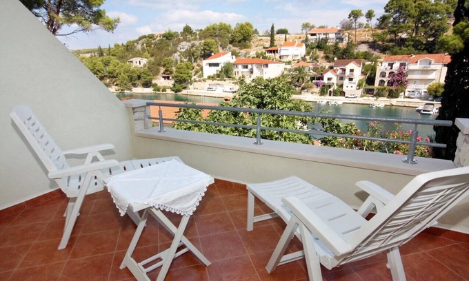 Bobovisca Apartment | One bedroom apartment near beach Bobovišća na Moru, Brač (A-5683-b)