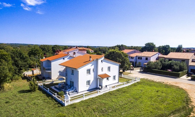 Valbandon Apartment | One bedroom apartment with balcony Valbandon, Fažana (A-16261-b)