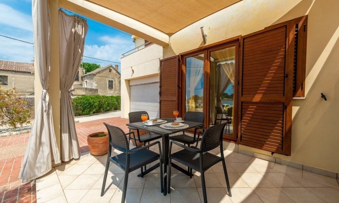 Nin Apartment | One bedroom apartment with terrace and sea view Nin, Zadar (A-5666-c)