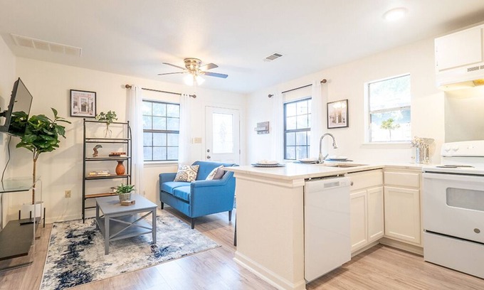 North Loop House | One Bedroom Cottage in North Loop